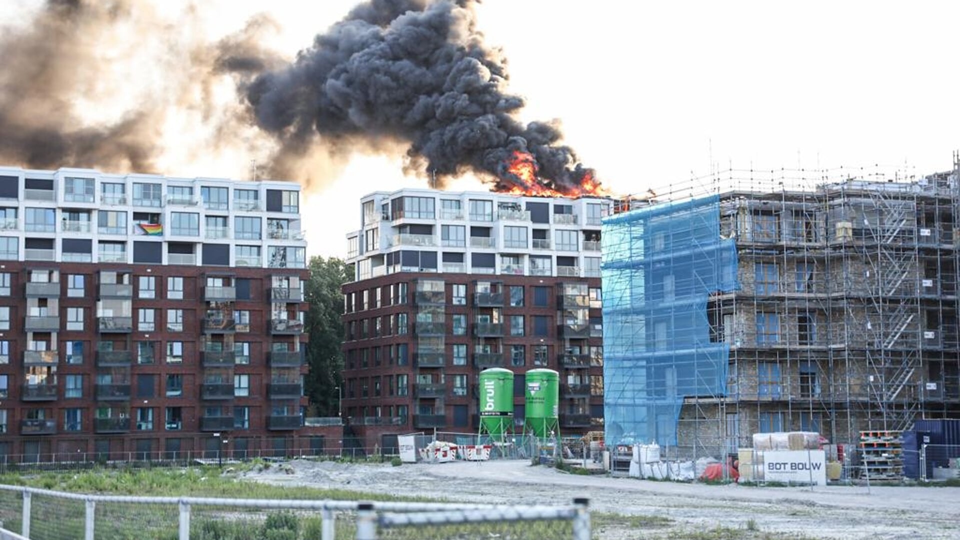De brand in het appartementencomplex aan de Johan Muyskensweg in Amsterdam.