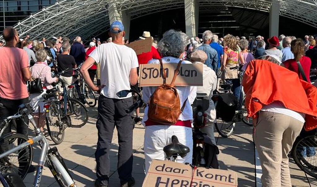 In de provincie Utrecht was vrijdag 9 juni een protest tegen de vierde aanvliegroute, waar honderden mensen op afkwamen. 