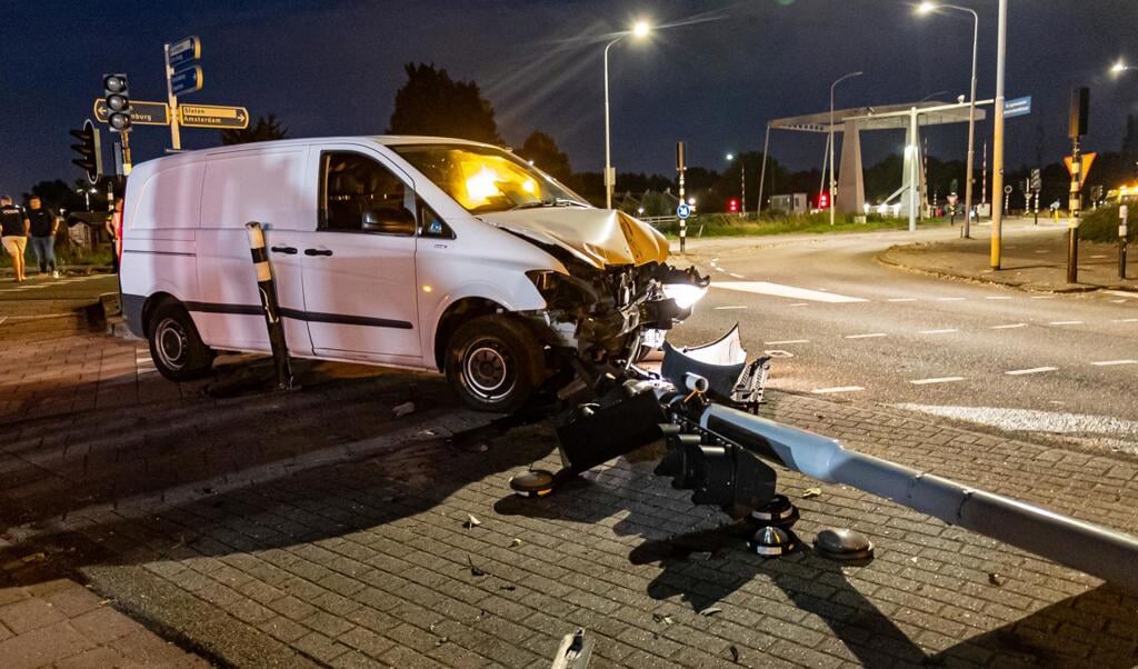 Motorrijder Zwaargewond Bij Aanrijding Busje, Bestuurder Slaat Op De ...