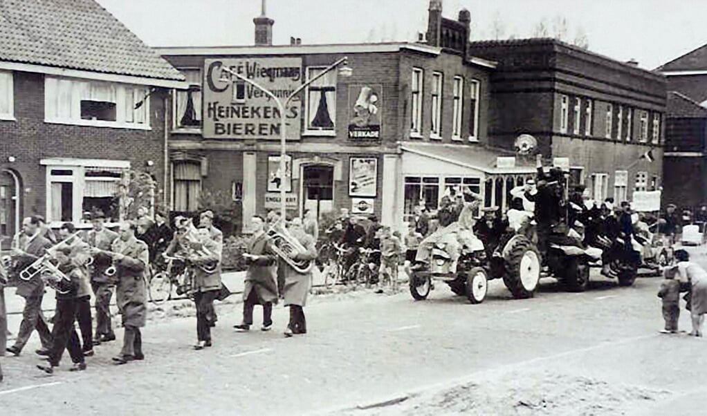 Optocht met fanfarecorps Koninginnedag in het dorp Duivendrecht.