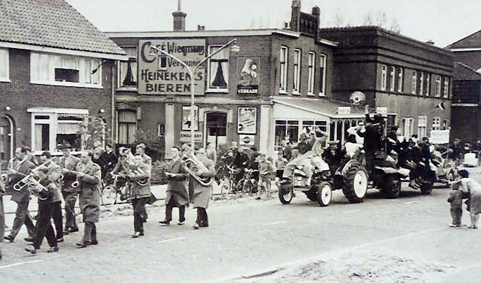 Optocht met fanfarecorps Koninginnedag in het dorp Duivendrecht.