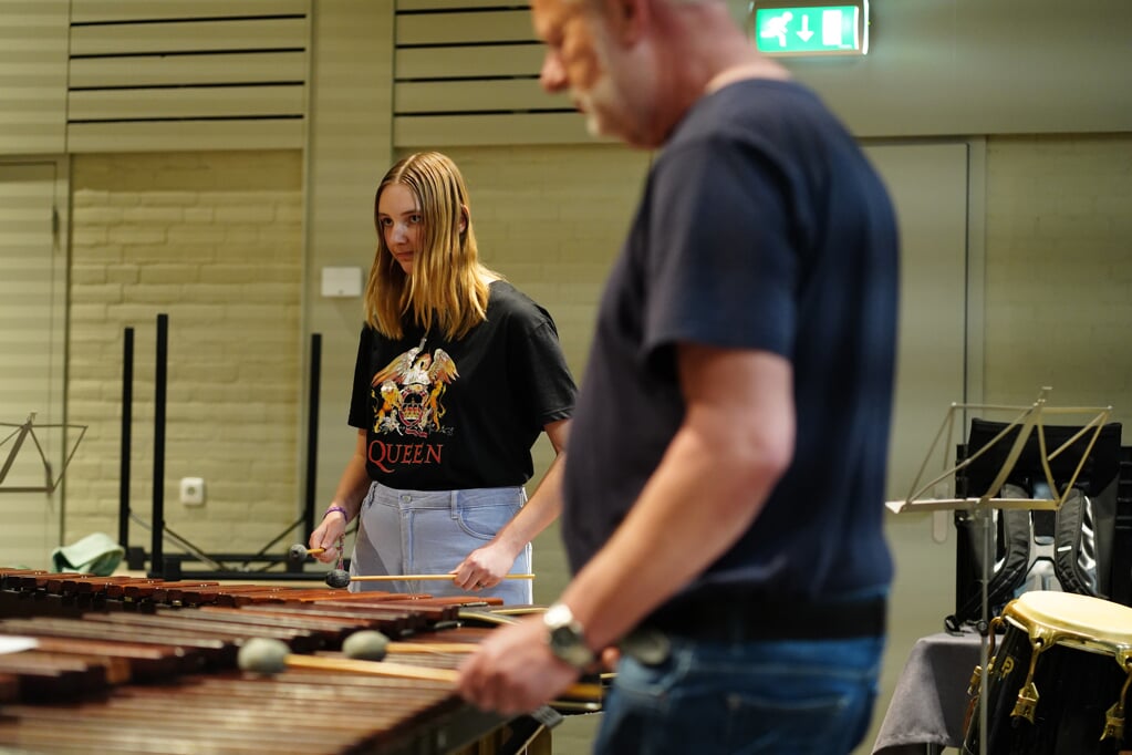 Slagwerkgroep Bovenkerk speelt onder meer op de marimba.