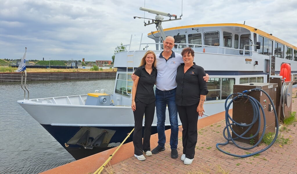 Joyce, Bert en Caroline Dokter voor de rondvaartboot 'MPS Jacqueline' van rederij Veluwemeer Cruises. 