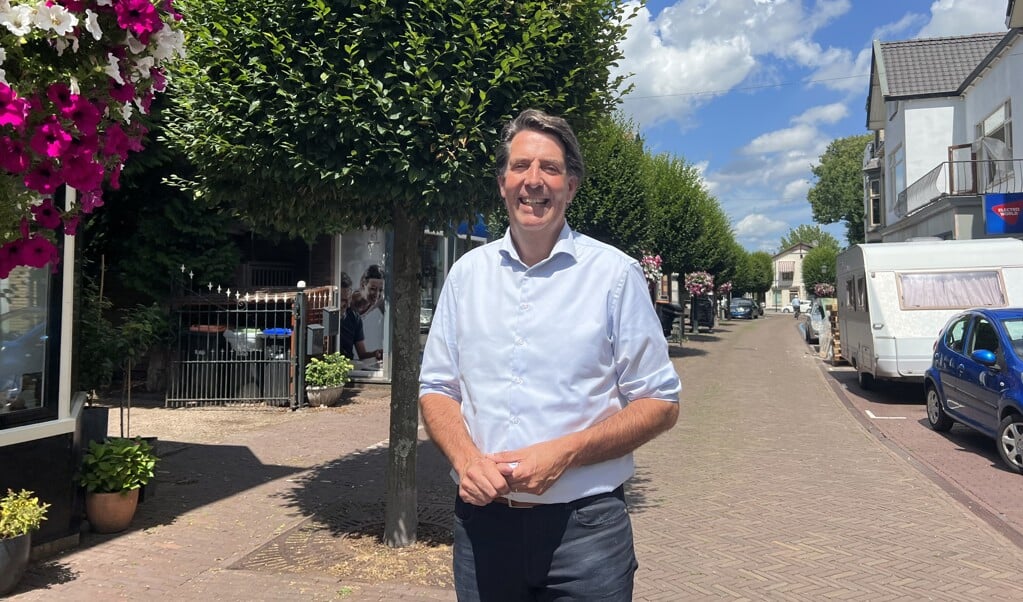 Hugo Prakke wandelt bijna dagelijks door Baarn, hier in de Brinkstraat.