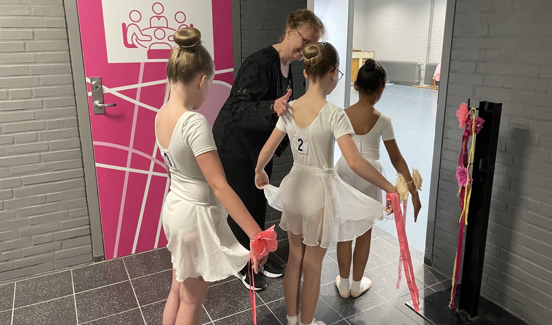 Primary danseresjes klaar voor hun examen. Toi,toi.