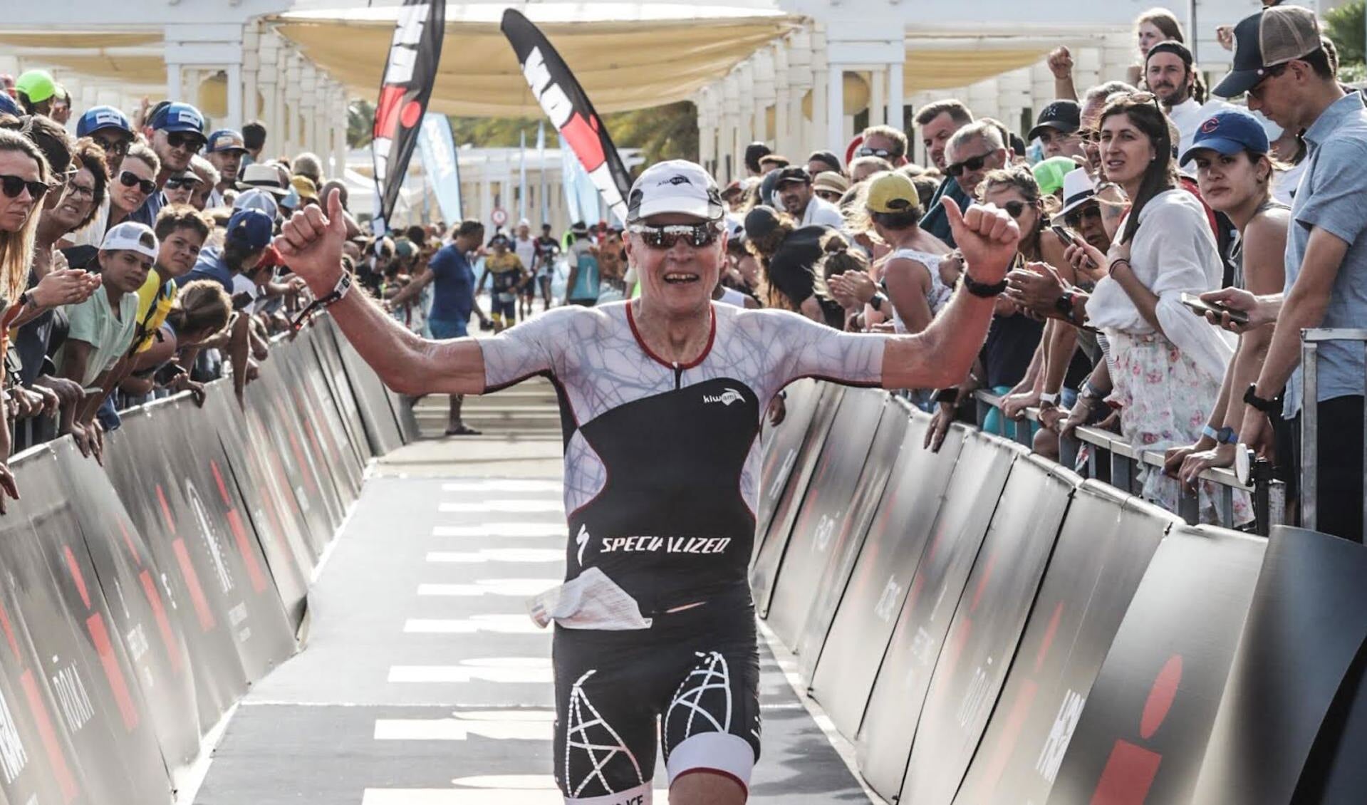 Rob Barel, wedstrijdleider Triathlon Veenendaal, bij de finish van de Ironman in Nice.