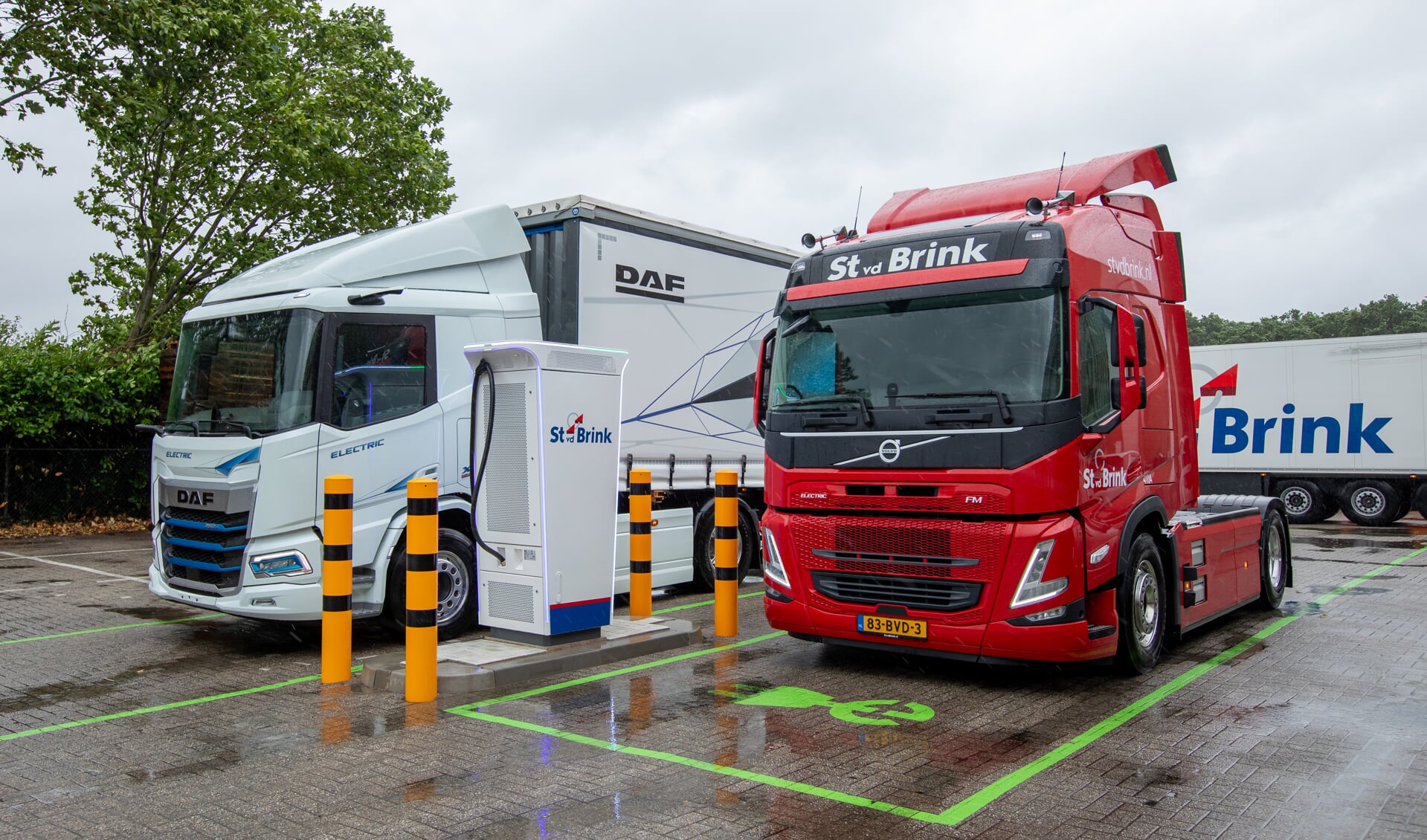 St vd Brink neemt de eerste elektrische laadpaal voor elektrische trucks in gebruik.