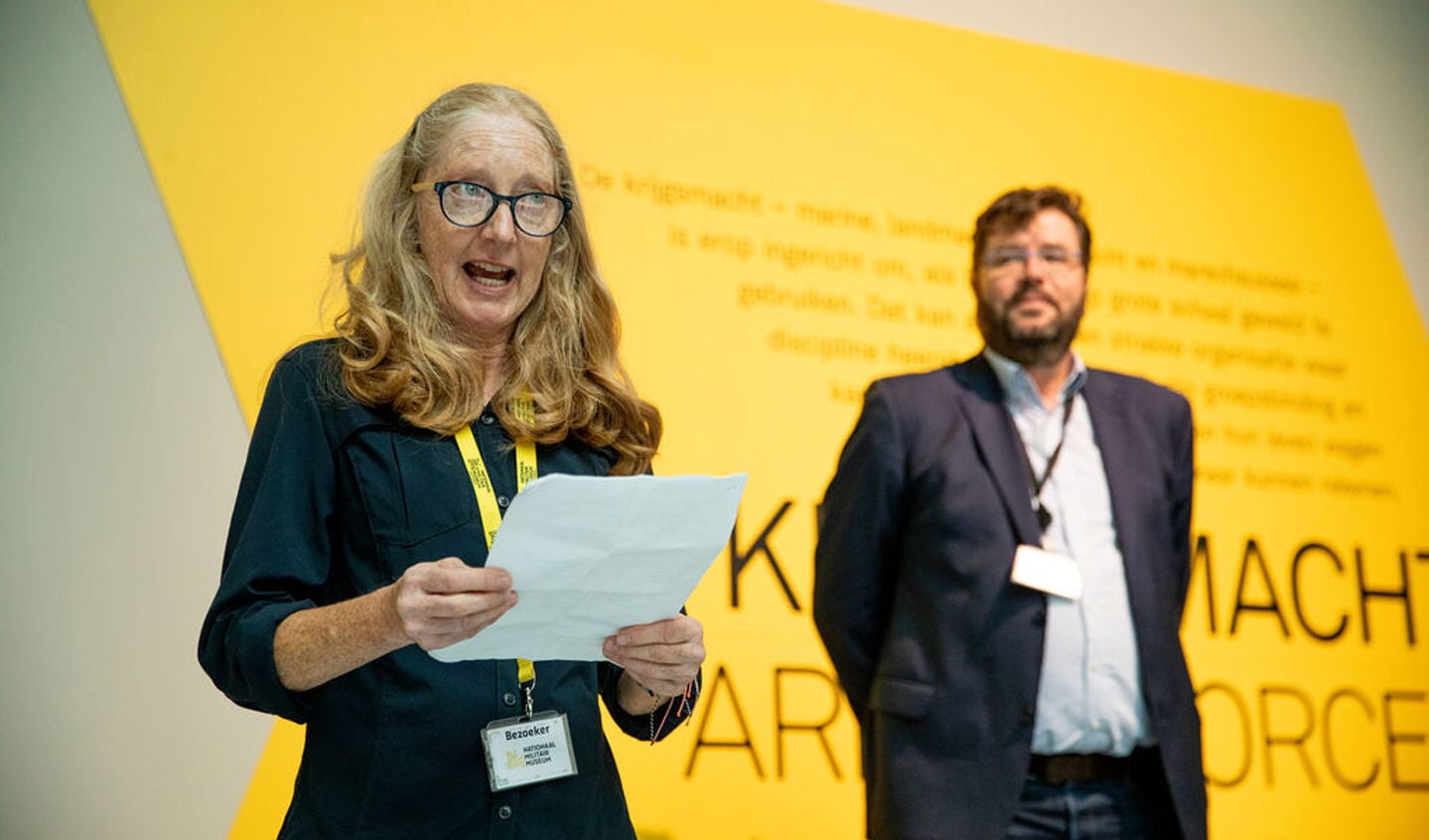 Met een toespraak, volledig in het Nederlands, heeft Carol de persoonlijke objecten van haar geliefde echtgenoot met trots tentoongesteld in het Nationaal Militair Museum.