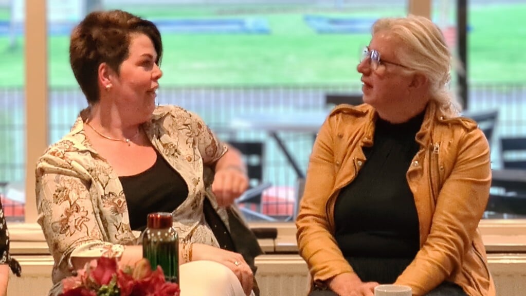 Bestuurslid van VVE De Enk Marijke van den Tillaart in dialoog met Willemien van Bennekom (rechts), eigenaresse van huidige Hema-pand.