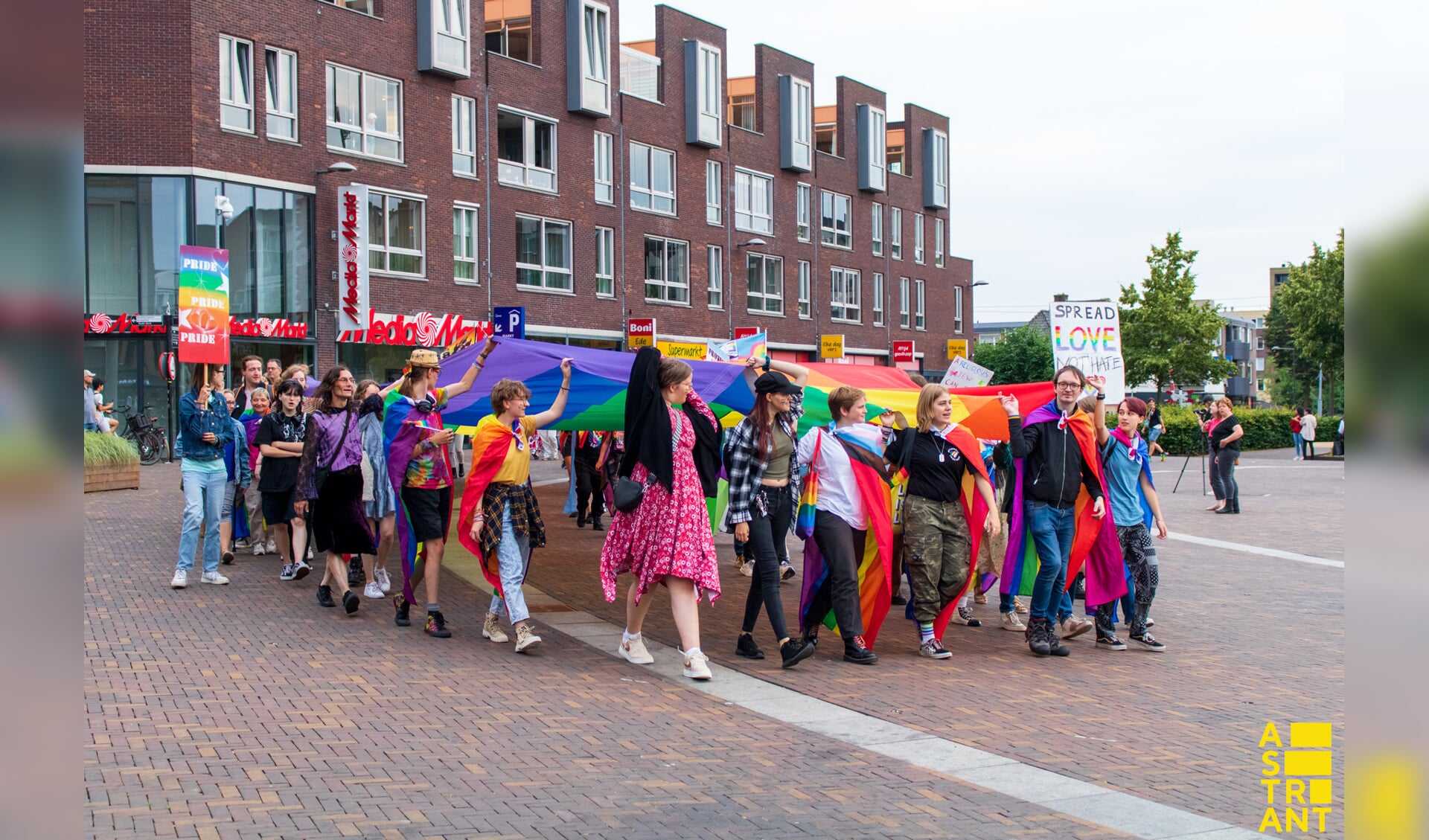 Eind juni vond de eerste Edese Pridewalk plaats. Hier was een divers gezelschap uit de lhbti-gemeenschap bij aanwezig.