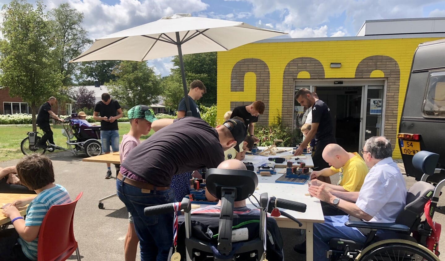 Bewoners van De Heygraeff, campinggasten én kinderen van de SNO doen mee aan een van de vele Zomerworkshops op De Heygraeff.