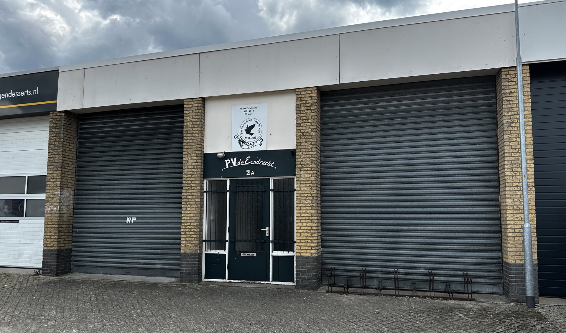 De boeldagschuur mag voor maximaal vijf jaar worden ondergebracht op het adres Schimmelstraat 2a in Harderwijk. Foto: pand waar de boeldagschuur komt.