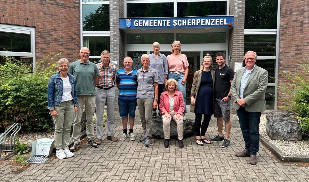 De twaalf vrijwilligers vanuit de vier verenigingen. Van links naar rechts: Rien Bakker, Ton Doornebal en
Corrie Becker (zwembad ’t Willaer), Elly van de Grift en Anneke Harthoorn (Platteland Anders), Henrie
Pastoor, Willie van de Kleut en Jacob van Vliet (IDH Schuldhulp) en Jochem en Evita Goudriaan (De
Gebarenboerderij). PlattelandAnders kiest ervoor om twee basisschoolleerlingen mee te nemen, hun namen zijn nog niet bekend.