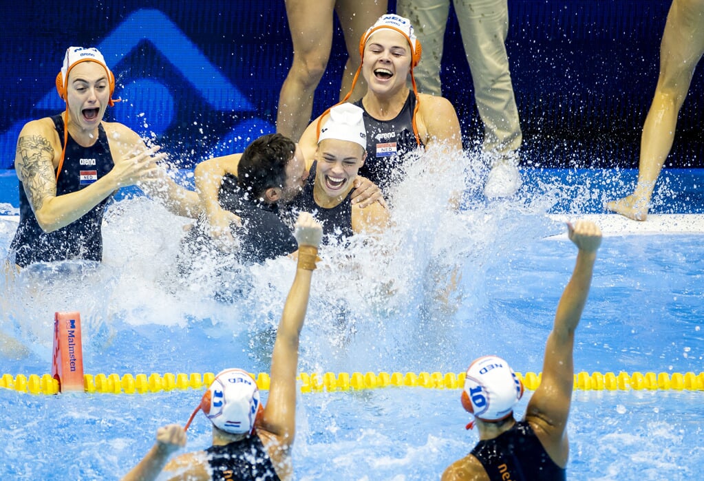 De Nederlandse waterpolo dames gooien de Edese coach Evangelos Doudesis in het water en vieren de overwinning na afloop van de finale waterpolo vrouwen Nederland - Spanje op de zesde dag van het WK Zwemmen in Japan.