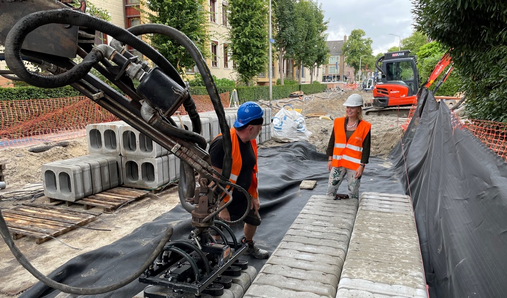 Wethouder Floor Gordon bezocht tijdens de aanleg van bufferblocks de Frans Halslaan. De waterbergende holtes zijn duidelijk te zien.