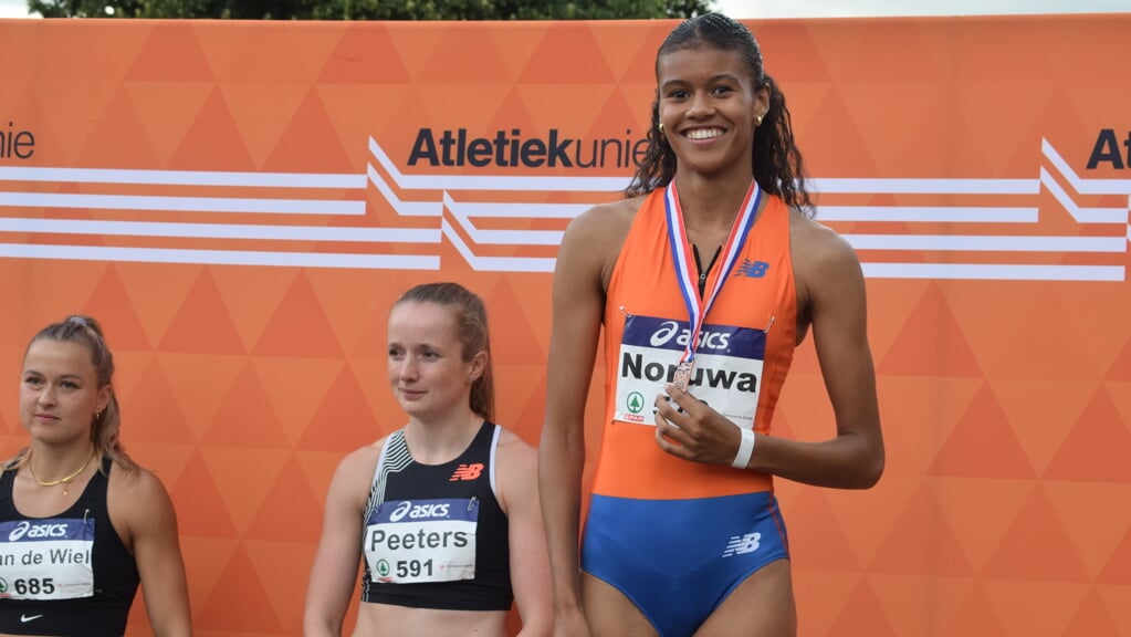Abigail Noruwa is blij met haar bronzen medaille.
