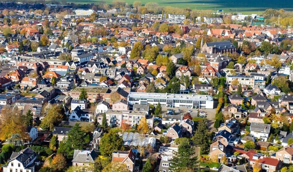 Midden op de foto de Pasveerloodsen, het terrein waar een nieuwe woonstraat dicht bij het centrum uitstekend zou passen. 