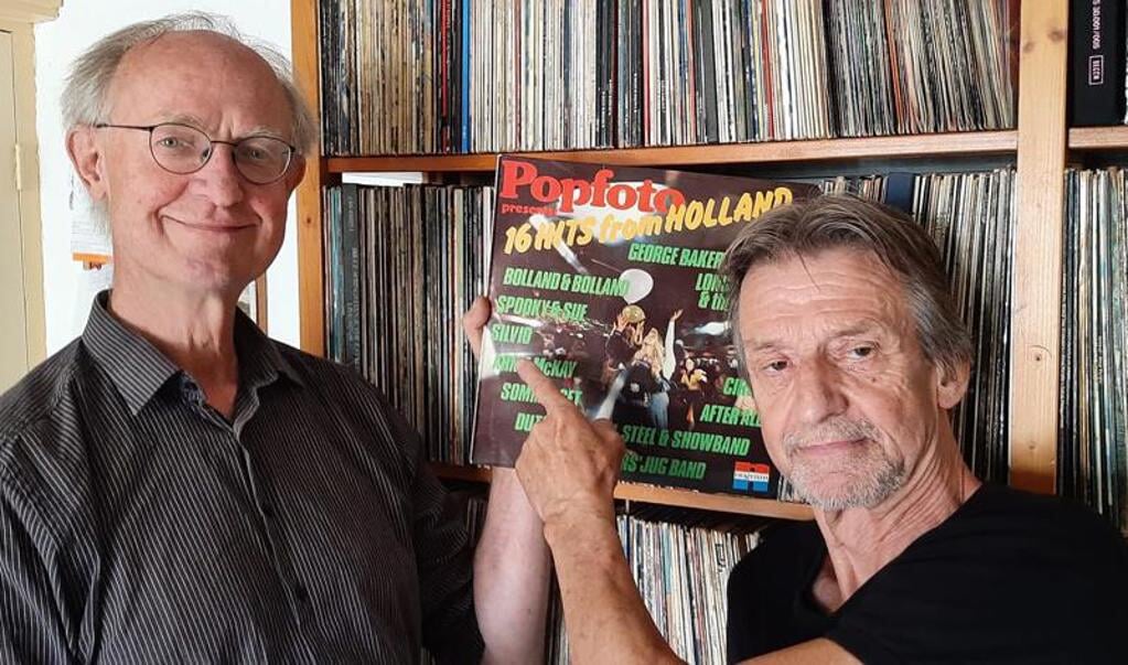 Kes Hoekstra en Arnold Keller met de LP waarop een single van Keller staat. 