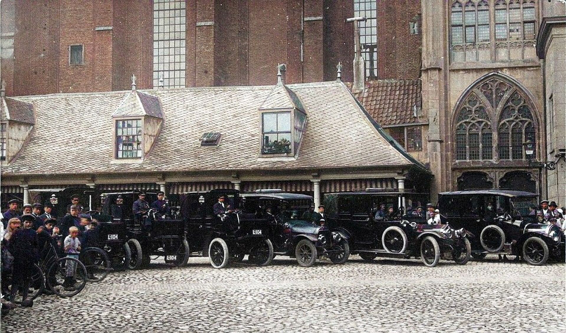 De auto geheel rechts was een stukje Amersfoortse trots: een Eysink, gebouwd in Amersfoort aan het Julianaplein. 