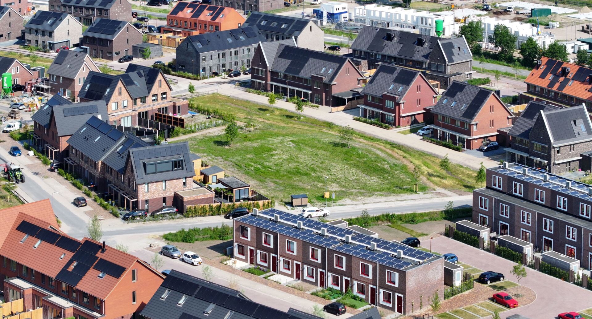 Het terrein aan de G. van Schuppenstraat in de wijk Bloemendal waar na de vakantie een grote speelplek komt.