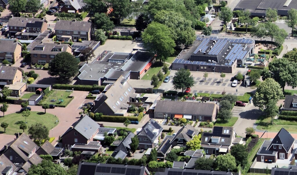 Luchtfoto van de Eendrachtstraat in Zwartebroek, met dorpshuis De Belleman en basisschool Het  Anker.