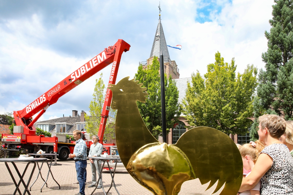De Gouden haan met de hoogwerker van de HoogwerkerVerhuurder.nl / Oswalds Verhuur