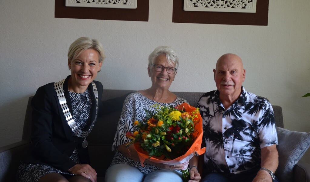 Burgemeester Iris Meerts met het 60-jarig bruidspaar Bep en Jaap Brand