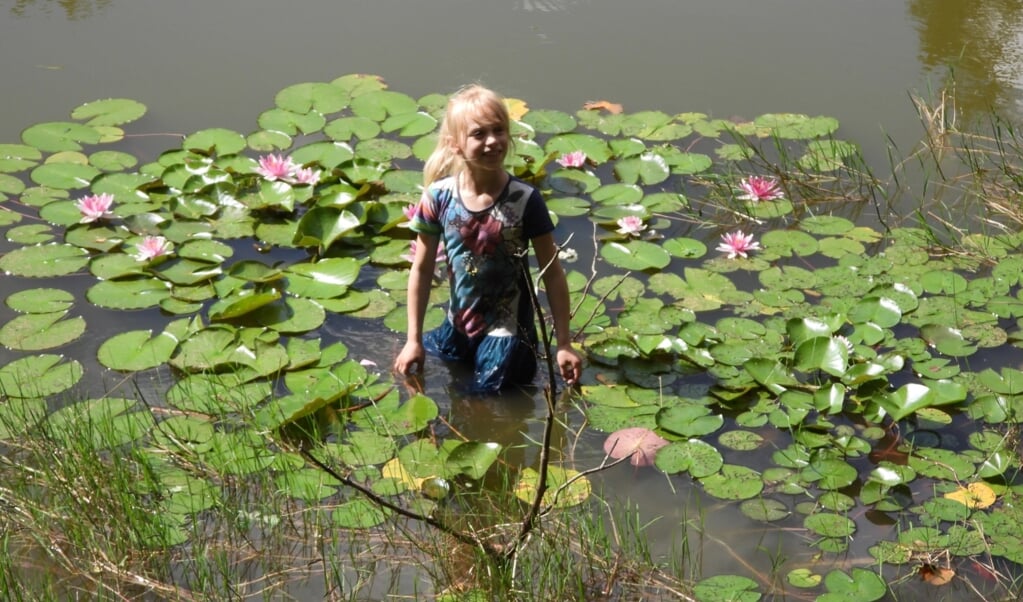 Martha tussen de waterlelies in het groene water van het Waldlager.