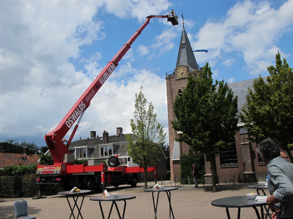 In Hoevelaken werd de gouden haan terug geplaatst met een vrachtwagenhoogwerker van Oswalds Verhuur