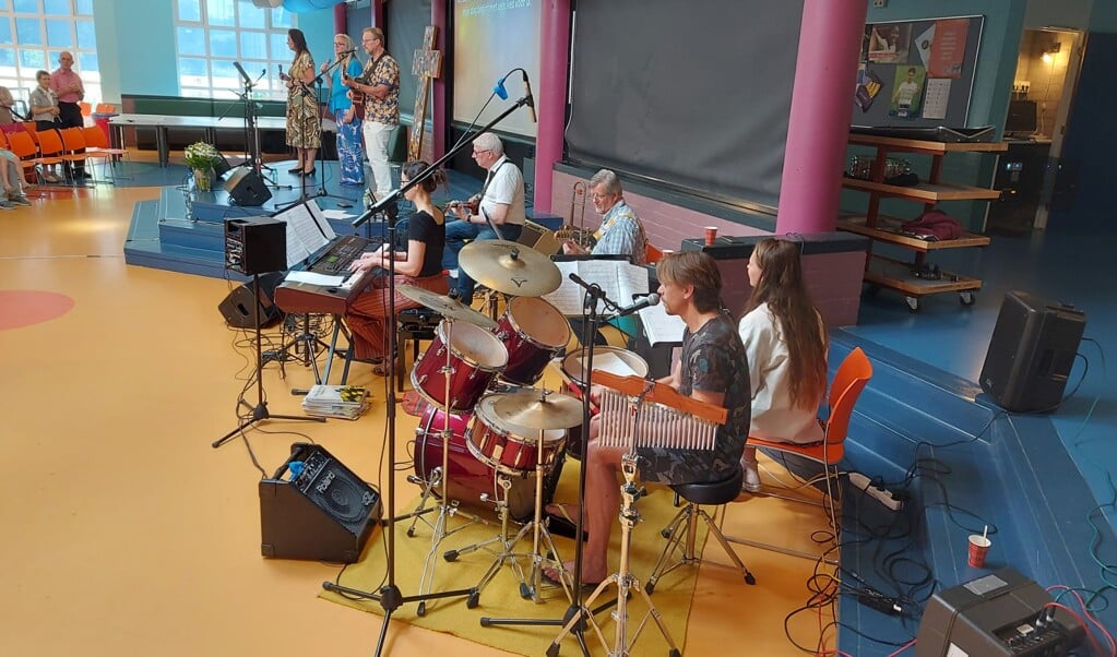 De muziekband in actie tijdens de jubileumdienst