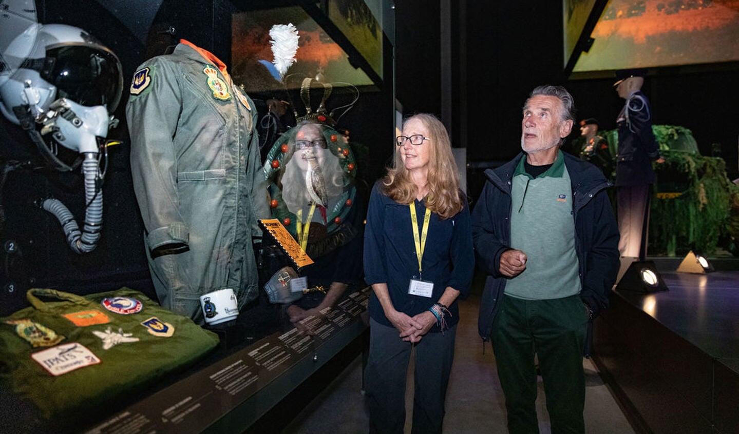 Carol Fiore bekijkt de collectie samen met Bert van Bemmelen, de vlieginstructeur van Eric.