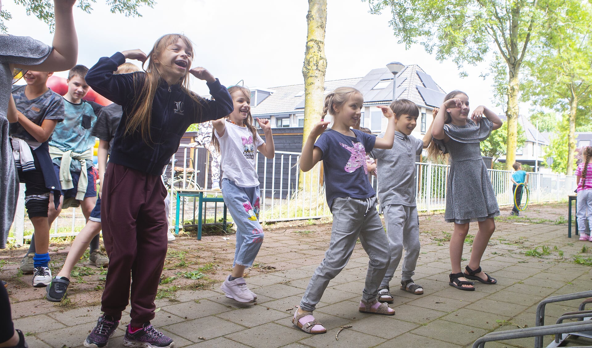 Oekraïense kinderen vieren samen de laatste schooldag op de Oekraïense basisschool in Barneveld.