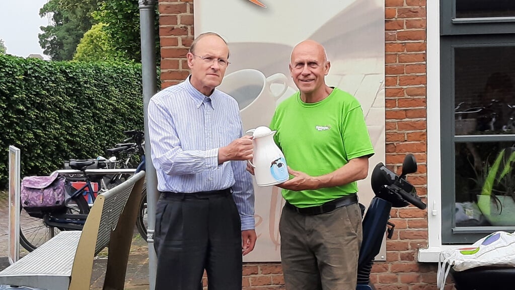 Sjors van Dijk van Discus Diervoeding ontvangt de koffiekan.