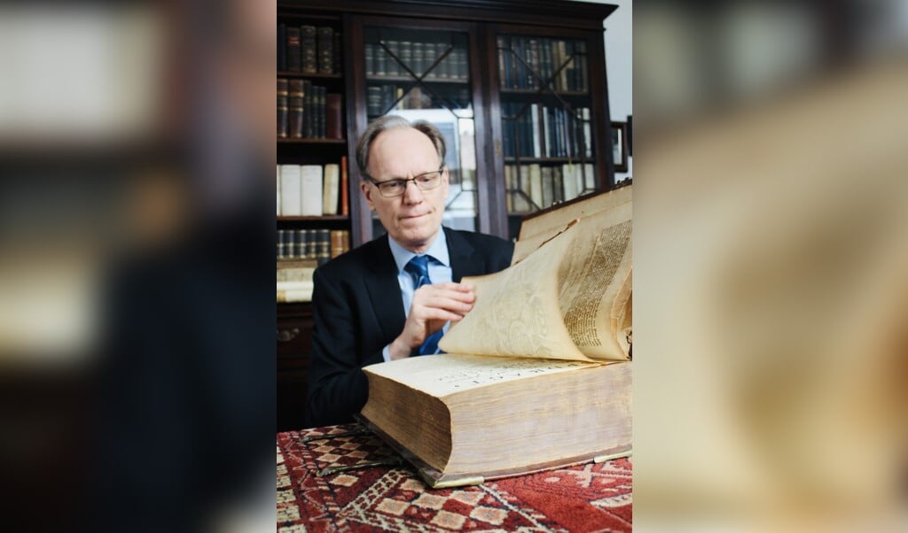 Arie Molendijk taxeert een antieke Bijbel.