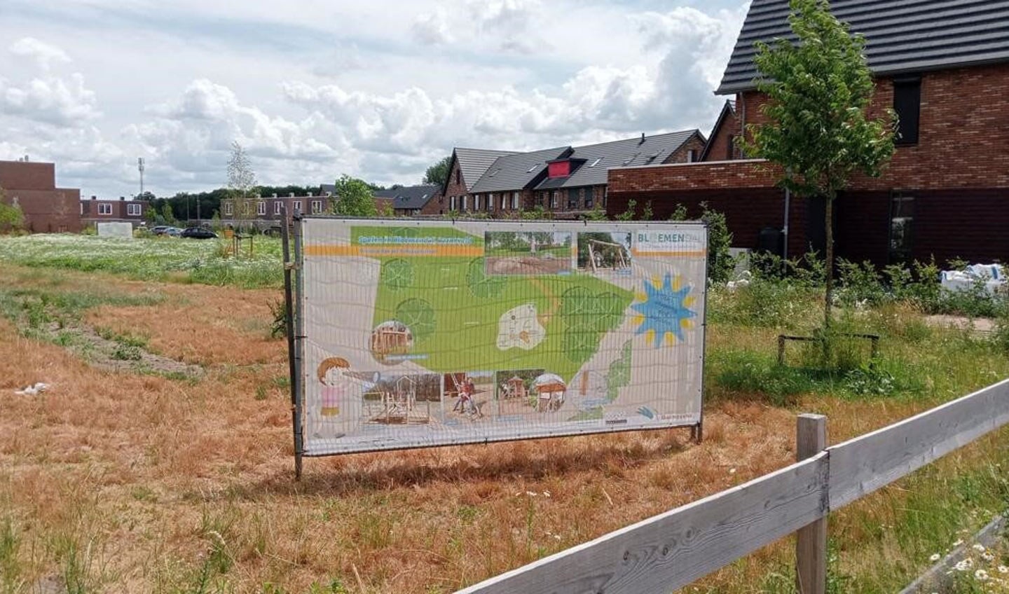 Het terrein aan de G. van Schuppenstraat in Bloemendal waar na de vakantie een grote speelplek komt.