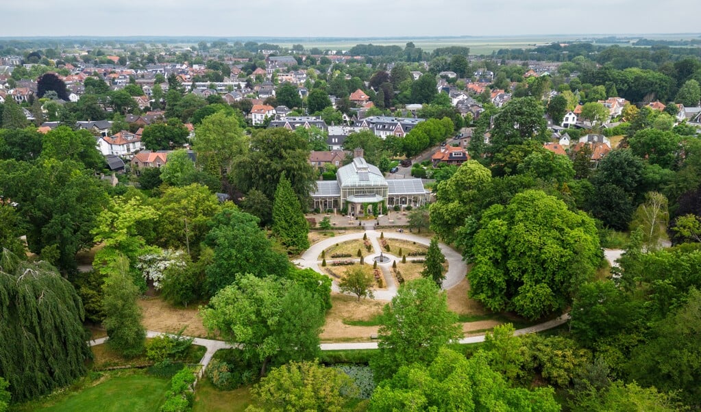 De Wintertuin in het Cantonspark. Ondernemer Hans Blokzijl heeft zijn plannen klaar voor de monumentale plantenkas.