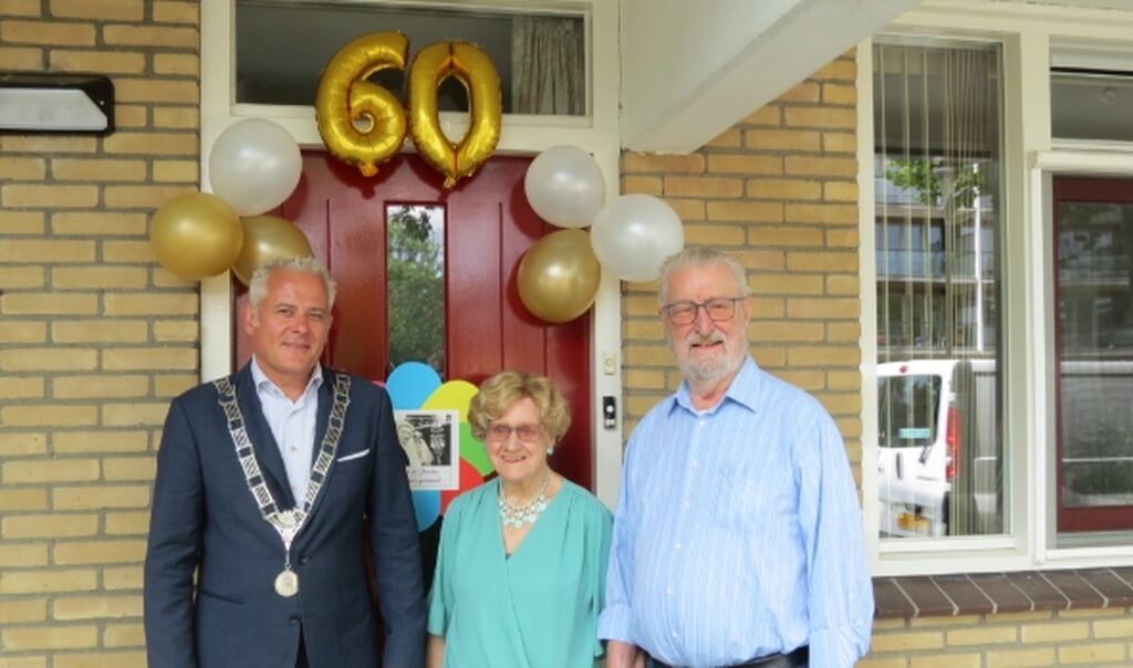 Het diamanten bruidspaar Mosterd met locoburgemeester Krischan Hagedoorn.