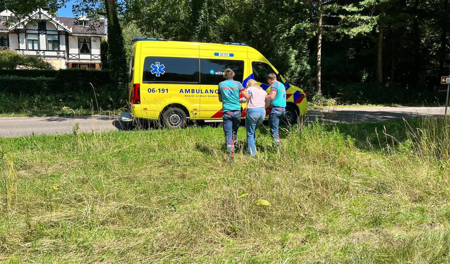 De vrouw die behoorlijk onstabiel was, is door ambulance personeel