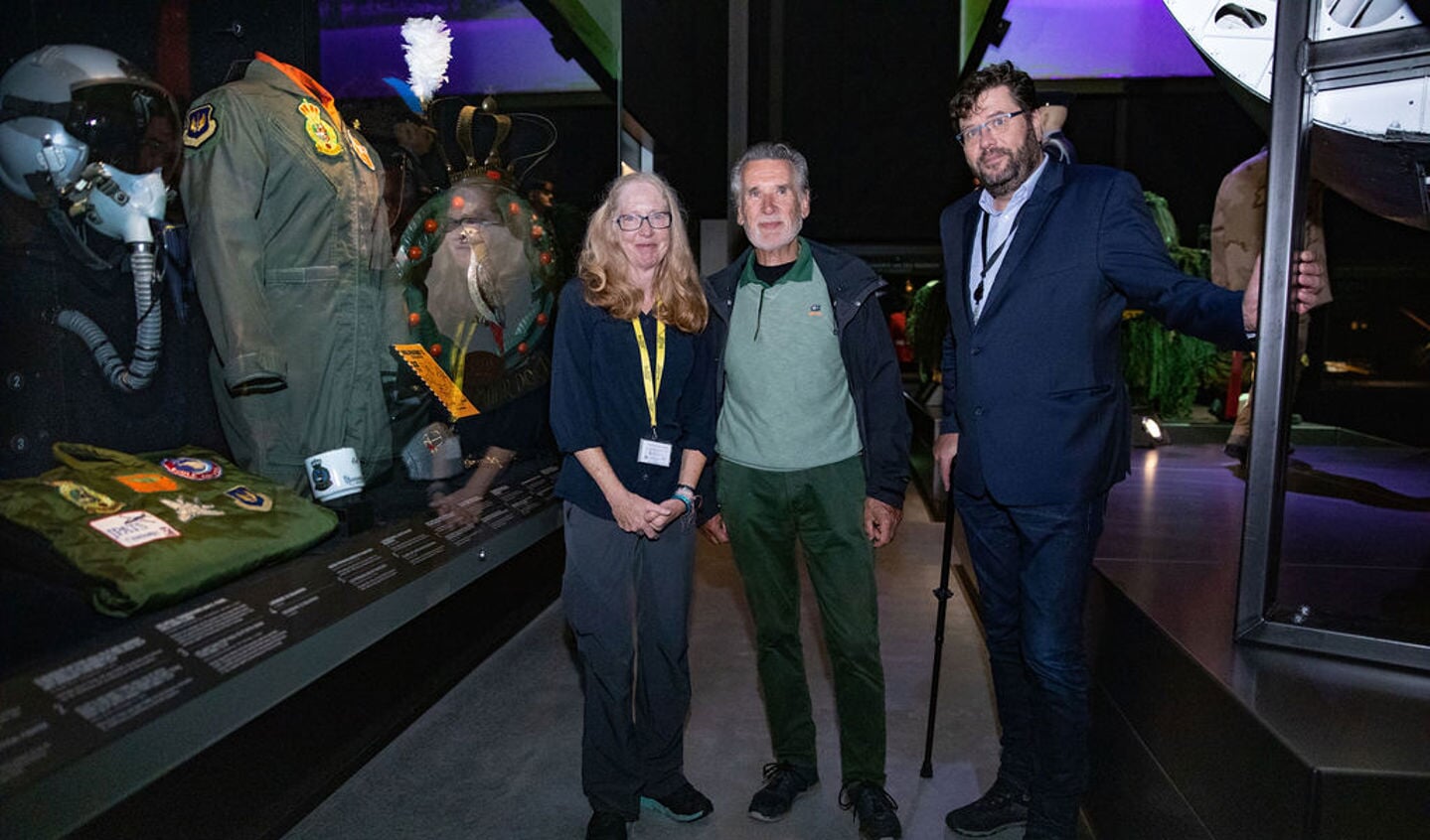 Carol Fiore, Bert van Bemmelen (de vlieginstructeur van Eric) en conservator Alfred Staarman.