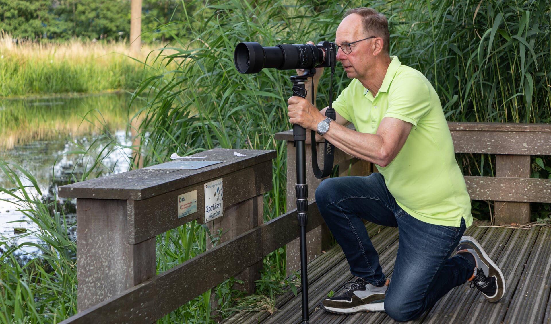 Klaas Haitsma kun je in het voorjaar bij onder meer het Valleikanaal geconcentreerd vogels fotograferend aantreffen.