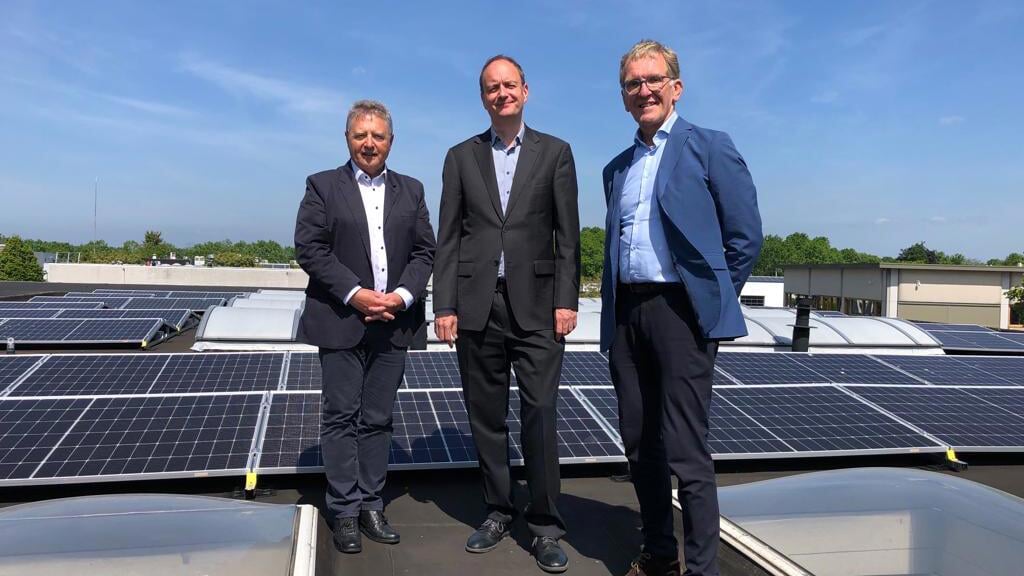Het zonnedak van Engel Benelux, aan de Peppelkade in Houten, werd geopend door wethouder Paul van Ruitenbeek. Rechts staat Wilko Kistemaker, links Frans Hinterreiter van Engel Benelux.