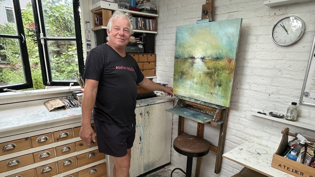 Schilder Rijk Roor aan het werk in zijn atelier in Odijk.