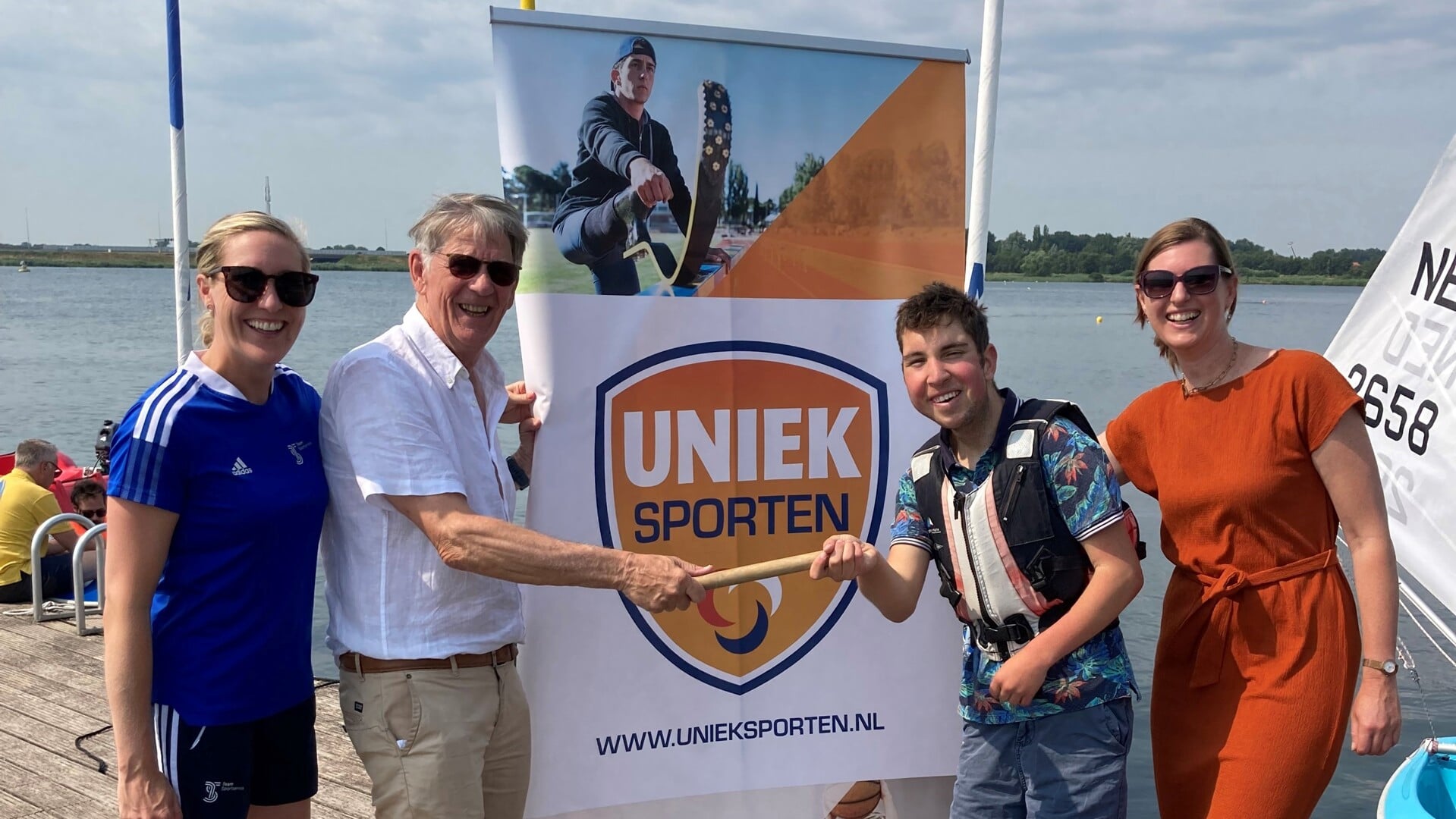 Regiocoördinator aangepast sporten Nikki Hakkesteegt, wethouder Sport Ouder-Amstel Victor Frequin, g-zeiler Thijmen en raadslid Sonja van ’t Hoff.