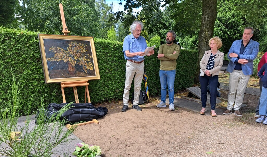 De korte plechtigheid op de begraafplaats werd bijgewoond door naasten familie.