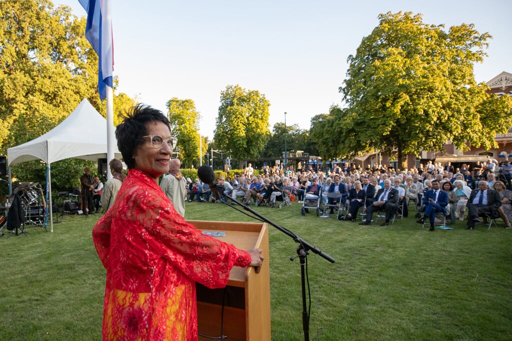 Indiëherdenking Baarn. Bijeenkomst bij het bevrijdingsmonument op het stationsplein in Baarn.. Sprekers waren wethouder Mark Veldhuizen, Nona Salakory (foto), dochter van een KNIL-militair en Marvin Putuhena sprak over de gevoelens van de jongere generatie Molukkers. Er waren ruim 120 belangstellende naar de herdenking gekomen