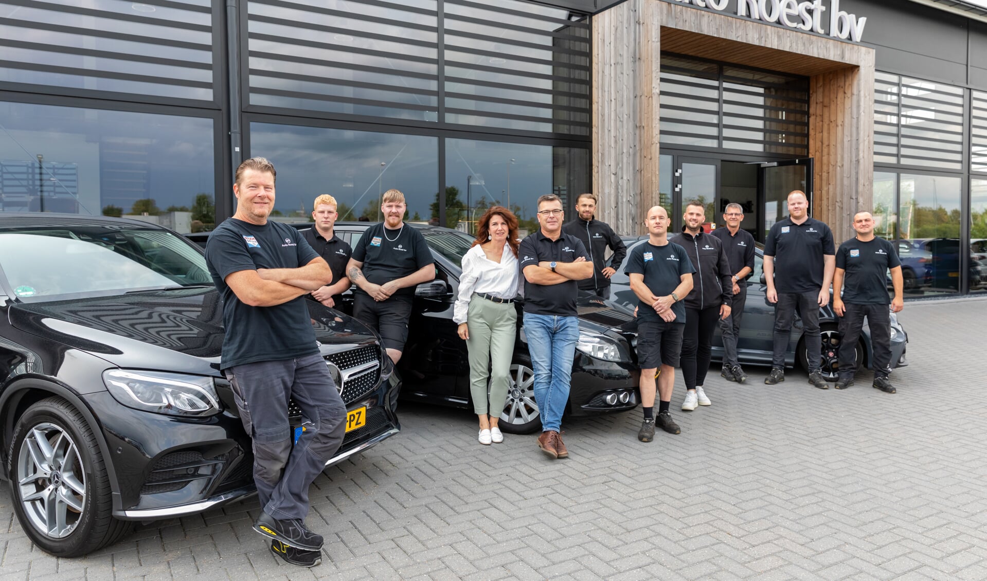 Een deel van de crew van Auto Roest met vanaf links Roy, Jayden, Richard, Astrid, Wim, Robin, Arjan, Sander, Wim, Hans en Oleg.