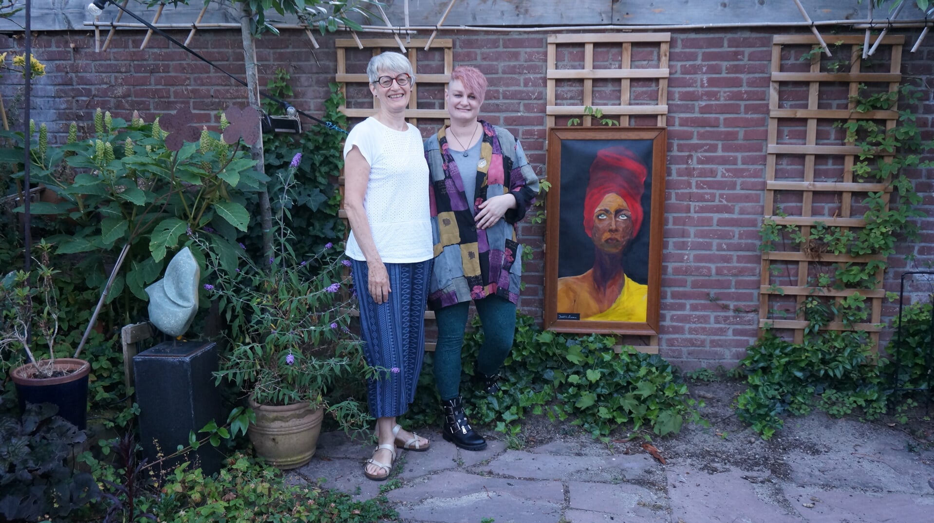 Anneke en Judith Anema bij een schilderij van Judith in Annekes tuin in Hoevelaken.