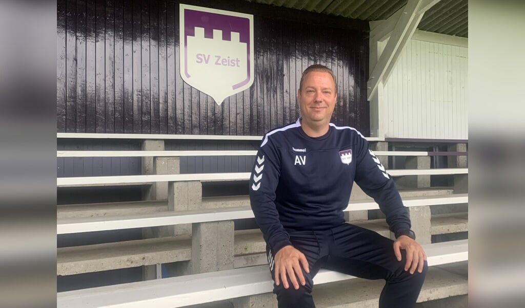 SV Zeist-trainer Alvin Veldhuizen op de tribune van sportpark Dijnselburg.