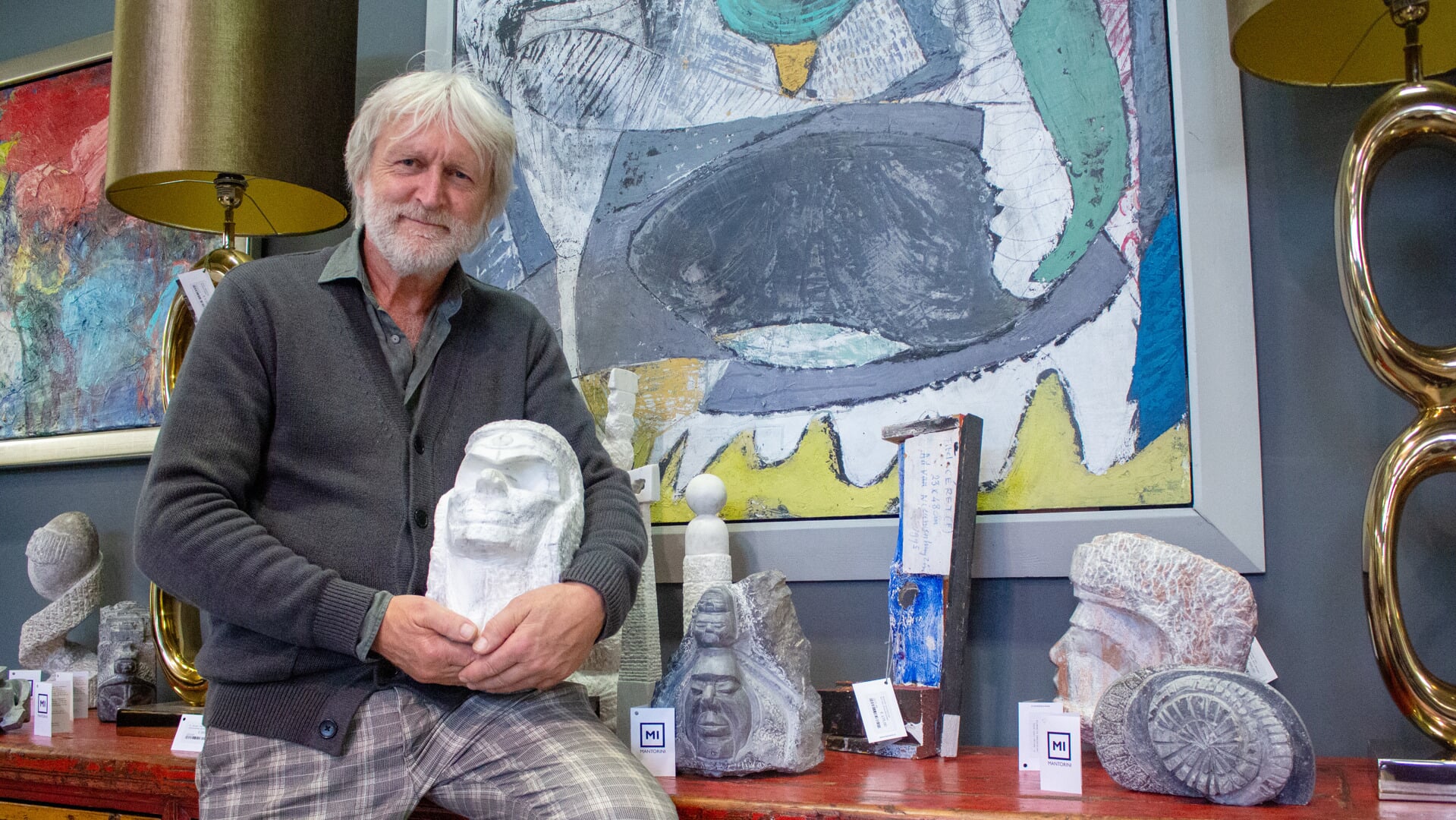 Eric Branger toont het marmeren beeld 'Krijger' van Gerrit Patist. Werken van de kunstenaar zijn te koop bij Mantorini.