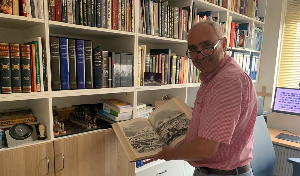 Europarlementariër Peter van Dalen voor zijn boekenkast met 200 boeken over de Amerikaanse Burgeroorlog 